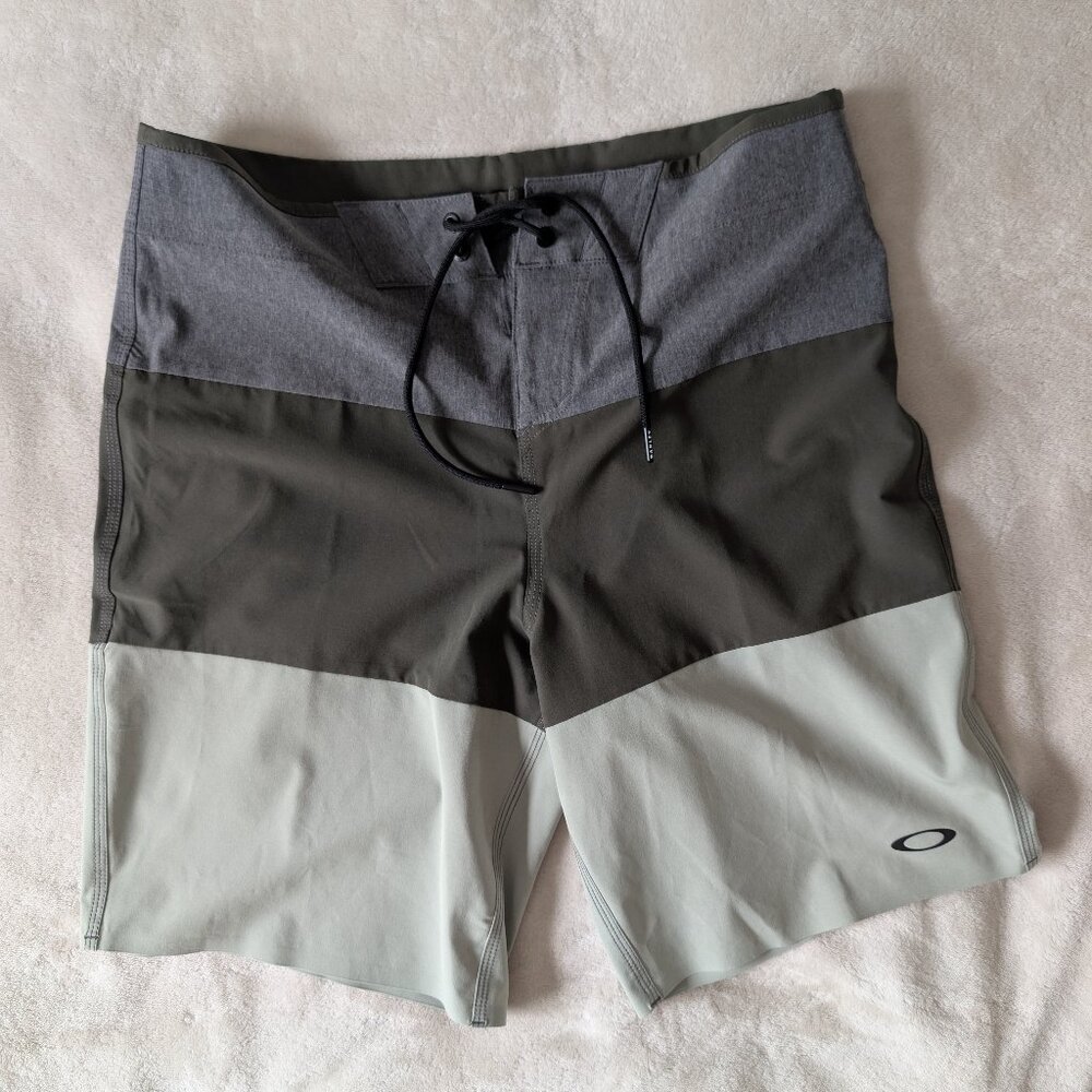 brand new Oakley performance fit swim shorts